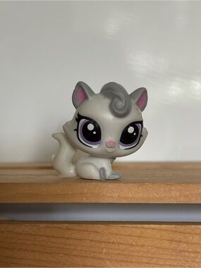 Mini Littlest Pet Shop Gray & White Kitty Miniature Figure with Purple Eyes #268